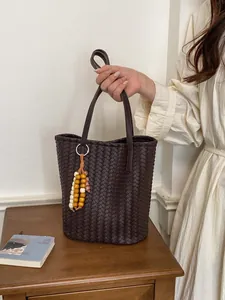 Retro braune gewebte Beuteltasche für Damen mit minimalistischem Schultergurt