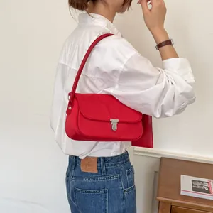 Borsa sottobraccio in nylon rosso con chiusura a scatto e portacarte coordinato