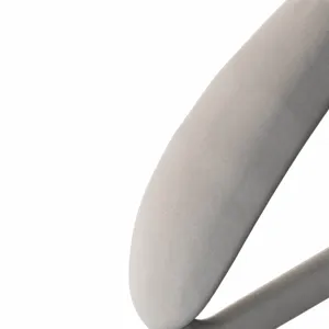 Dettaglio di una gruccia a spalla larga opaca con design antiscivolo e antisegno.