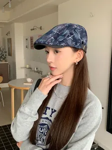 Béret en denim délavé à la mode avec motif d'étoile à quatre branches sur un mannequin