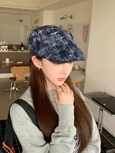 Vue rapprochée de la casquette en denim délavé avec broderie d'étoiles blanches