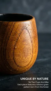 Gedetailleerde weergave van een natuurlijke jujube houten beker met uniek nerfpatroon