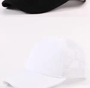 Detalle de las gorras trucker de malla blancas y negras para impresión de logos propios.