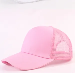 Detalle de gorra trucker rosa con diseño de malla transpirable en la parte posterior.