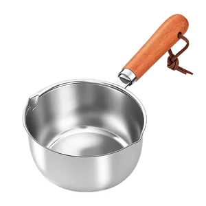 Kleiner Öl-Ausgießer aus Edelstahl mit natürlichem Holzgriff und Lederschlaufe für die Küche