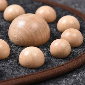 Houten voetmassage mat met gladde acupressuur halve bollen op een vilten basis