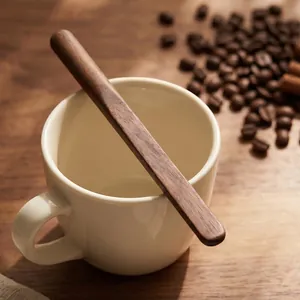 Agitateur à café en bois de noyer fait main pour expresso et dessert sur une tasse