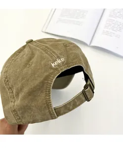 Detail der khakifarbenen Kinder-Baseballkappe mit 'keke'-Stickerei und Metallschnalle.