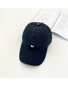 Detailansicht der Kinder-Baseballkappe aus gewaschenem Denim mit Puzzleteil-Logo