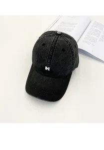 Detailansicht einer schwarzen Kinder-Baseballkappe aus gewaschenem Denim Stoff