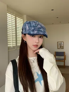 Femme portant une casquette plate en jean vintage avec motifs d'étoiles bleues