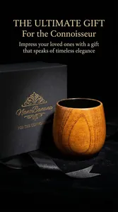 Elegante jujube houten mok met buikvorm en zwarte geschenkdoos detail.