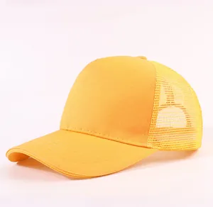 Perfil detallado de una gorra trucker amarilla vibrante con malla trasera transpirable.