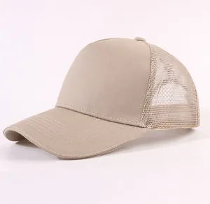 Vista lateral detallada de una gorra de béisbol trucker de malla beige con frente de esponja