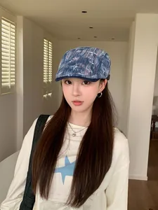 Vue détaillée d'une casquette plate en denim délavé bleu avec motifs d'étoiles
