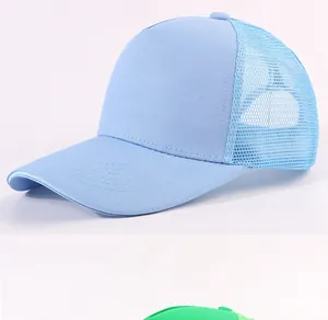 Detalle de gorra trucker de espuma azul claro con red transpirable y visera curvada.