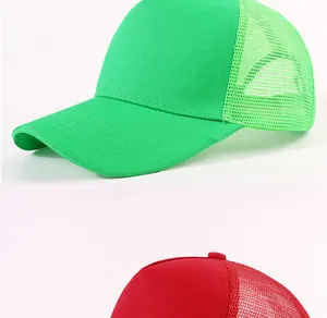 Detalle de gorras trucker de malla verde y roja con parte trasera de red transpirable