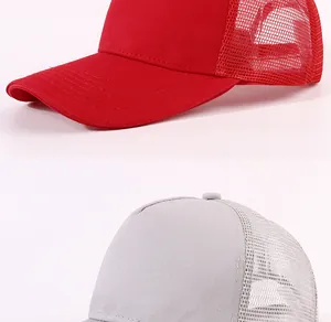 Vista detallada de gorras trucker de malla roja y gris para logotipos publicitarios