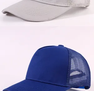 Primer plano de gorras trucker de malla en gris y azul con textura de malla transpirable