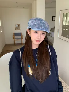 Femme asiatique élégante portant un béret en jean bleu avec des motifs d'étoiles blanches