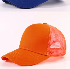 Primer plano de una gorra trucker de color naranja brillante con malla y visera.
