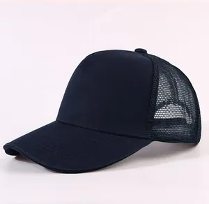 Primer plano de una gorra trucker de malla azul marino con visera curva y espuma.