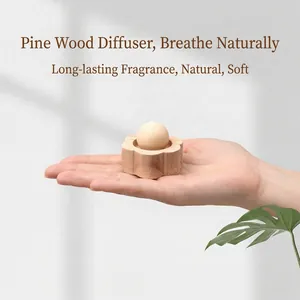 Difusore de aceites esenciales de madera de pino natural en forma de flor en la mano