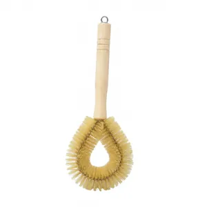 Cepillo de limpieza para ollas de cerdas naturales con mango ergonómico de madera y lazo.