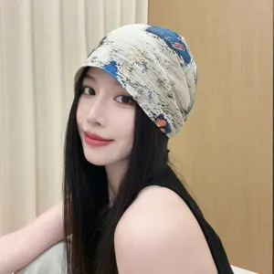 Gros plan d'un bonnet à motifs de style wasteland sur un mannequin