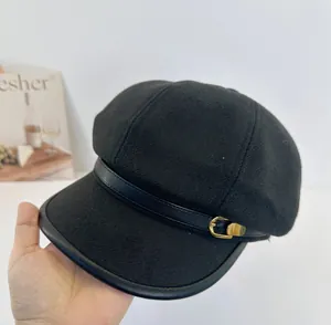 Detailansicht der schwarzen Woll-Schirmmütze mit Lederbesatz und goldener Schnalle