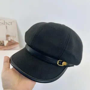 Eleganter schwarzer Woll-Newsboy-Hut für Damen mit Kunstlederbesatz und Gold-Schnalle