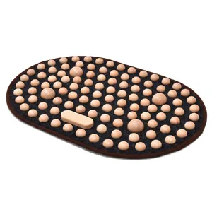 Houten voetmassage mat met acupressuur kralen voor reflexologie en ontspanning thuis