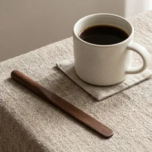 Cuillère mélangeuse à café en bois de noyer artisanale au design naturel minimaliste