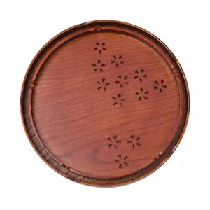 Elegante bandeja circular de madera de fresno con patrón de flores de cerezo calado