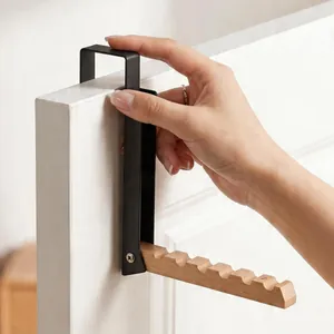 Perchero portátil sobre la puerta con muescas de madera y marco de metal negro mate