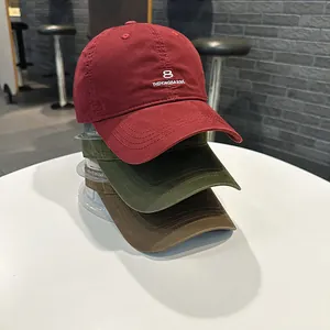 Vista dettagliata di cappellini da baseball impilati con ricamo del numero 8 in vari colori.