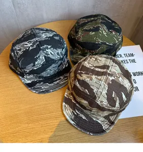 Diverse opzioni di cappelli camper a 5 pannelli con motivi mimetici tigre su tavolo