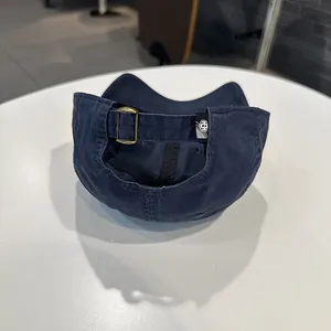 Vista dettagliata del cappellino da baseball blu navy con fibbia regolabile.