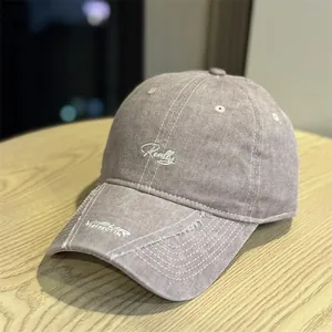 Vista detallada de una gorra de béisbol vintage con bordado blanco de Really