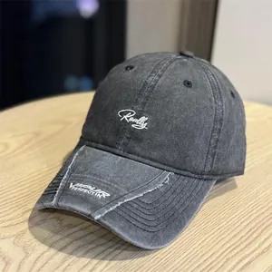 Gorra de béisbol vintage gris lavada con bordado detallado de la letra 'Really' frontal