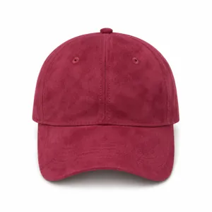 Detailansicht einer weinroten Wildleder-Baseballkappe mit strukturiertem Design.