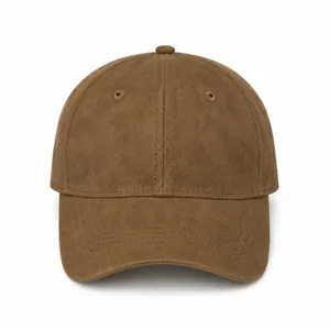 Detailansicht einer braunen Baseballkappe aus Wildleder mit hochwertiger Textur und Nähten