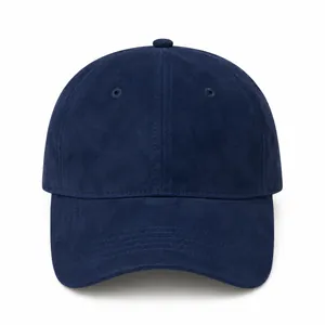 Detailansicht einer hochwertigen dunkelblauen Wildleder-Baseballkappe mit Hardtop-Design