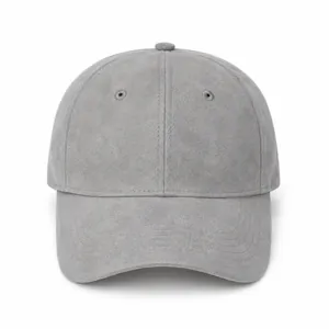 Detailansicht einer grauen Baseballkappe aus gewaschenem Wildleder mit stabiler Hard-Top-Struktur