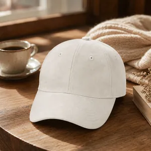 Detaillierte Ansicht einer beigen Baseballkappe aus Wildlederimitat im Herbststil