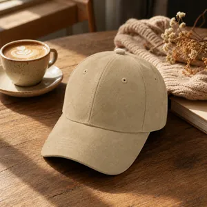 Nahaufnahme einer beigefarbenen Baseballkappe aus gewaschenem Wildleder mit Textur