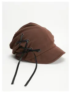 Vista dettagliata di un cappello pescatore marrone con dettaglio di nastro nero intrecciato