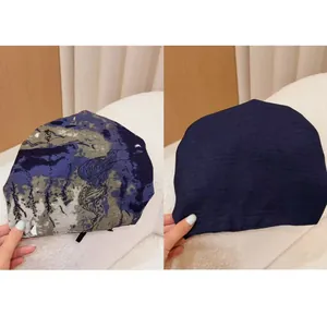 Vue détaillée du bonnet à motif vintage de style wasteland et du bonnet bleu marine
