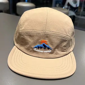 Dettaglio del cappello camper 5-panel kaki con ricamo Outdoor camp di montagna