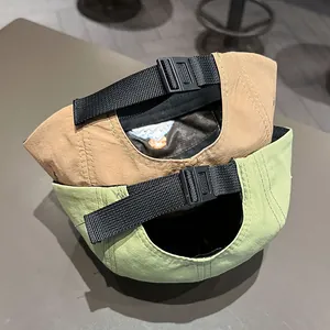 Dettaglio del cinturino posteriore regolabile sui cappellini da baseball outdoor.